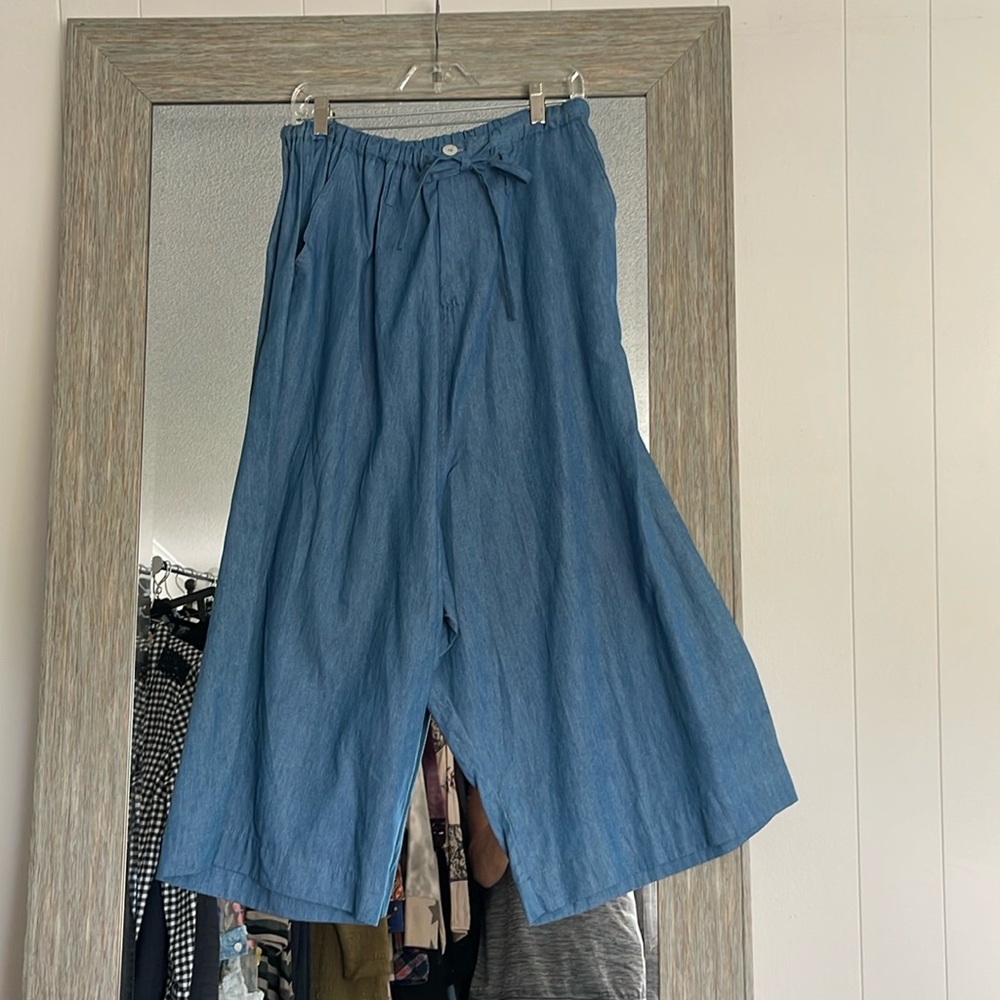White crop two pockets zipper front with tie also has belt loops